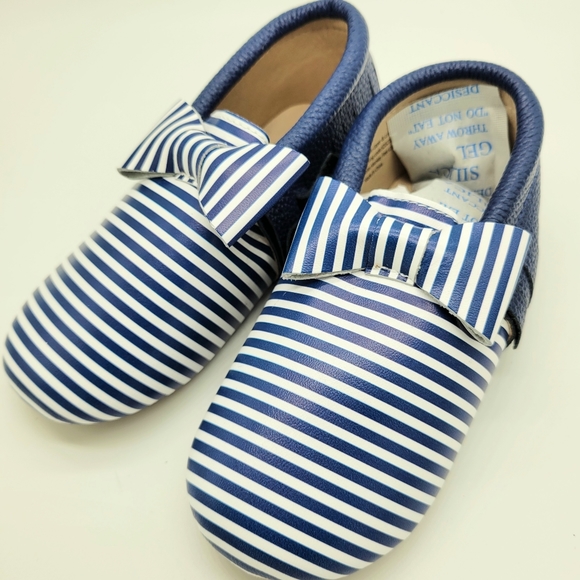 BRAND NEW LITTLE GIRL'S FRINGE BOW MOCCS - Picture 1 of 3